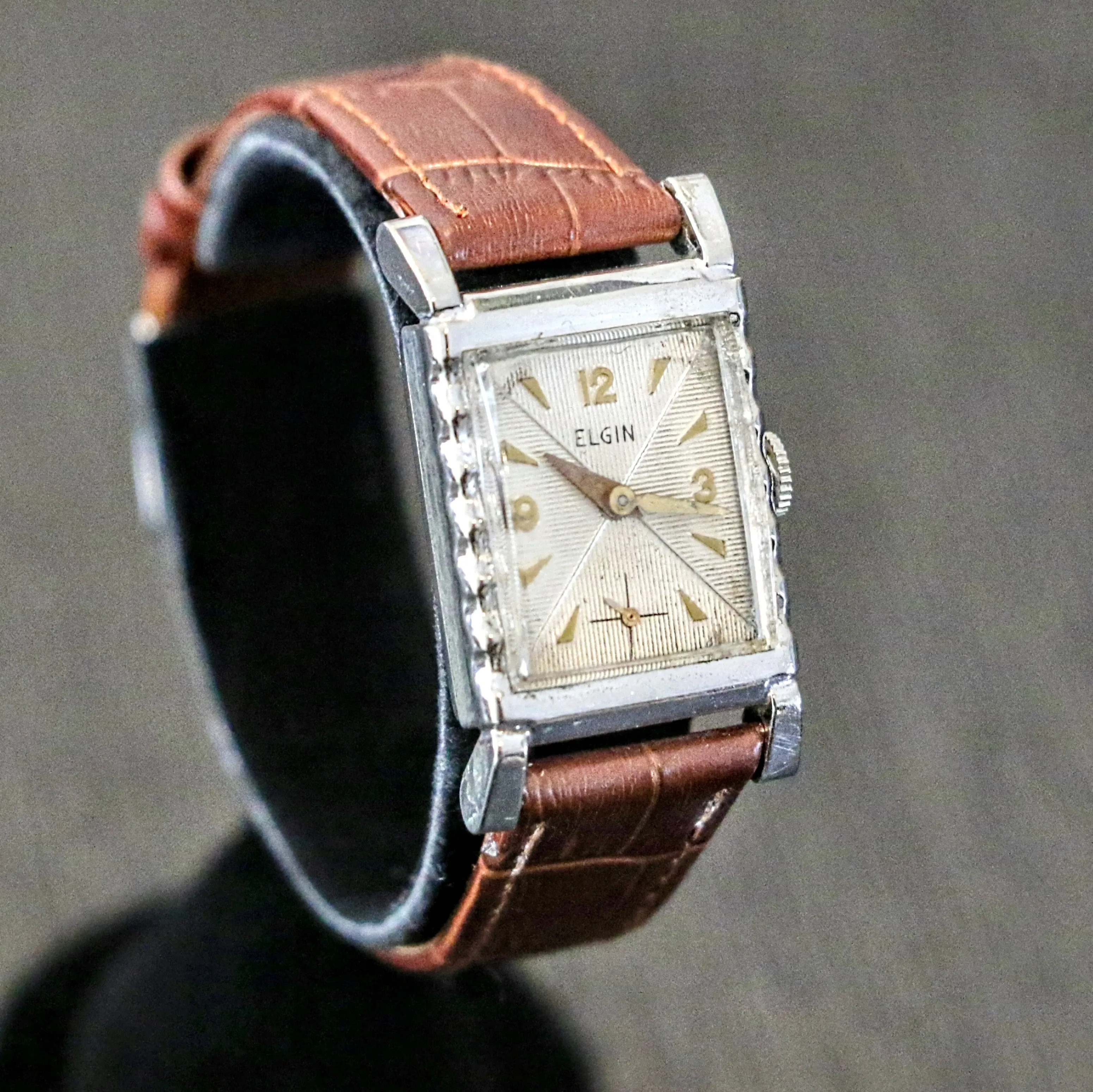 Vintage 1947 ELGIN Wristwatch Caliber 557 15 Jewels 4 Adjustments USA Made Watch