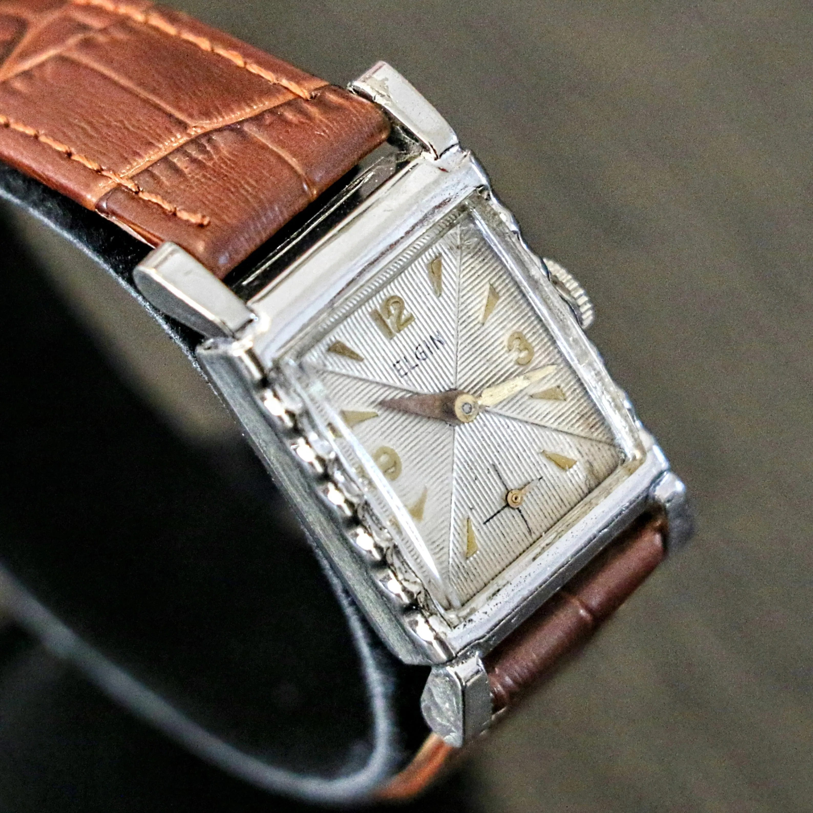 Vintage 1947 ELGIN Wristwatch Caliber 557 15 Jewels 4 Adjustments USA Made Watch