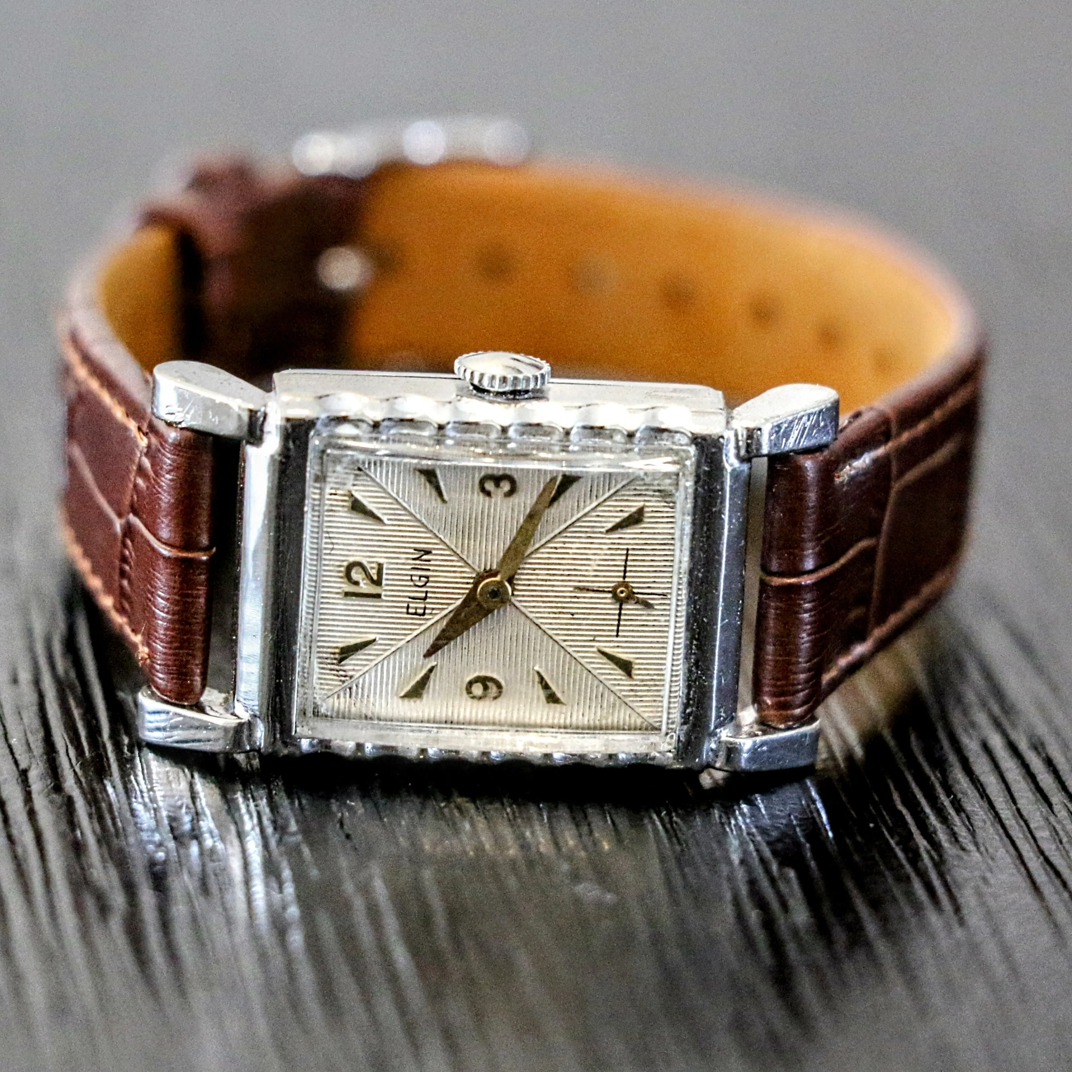 Vintage 1947 ELGIN Wristwatch Caliber 557 15 Jewels 4 Adjustments USA Made Watch