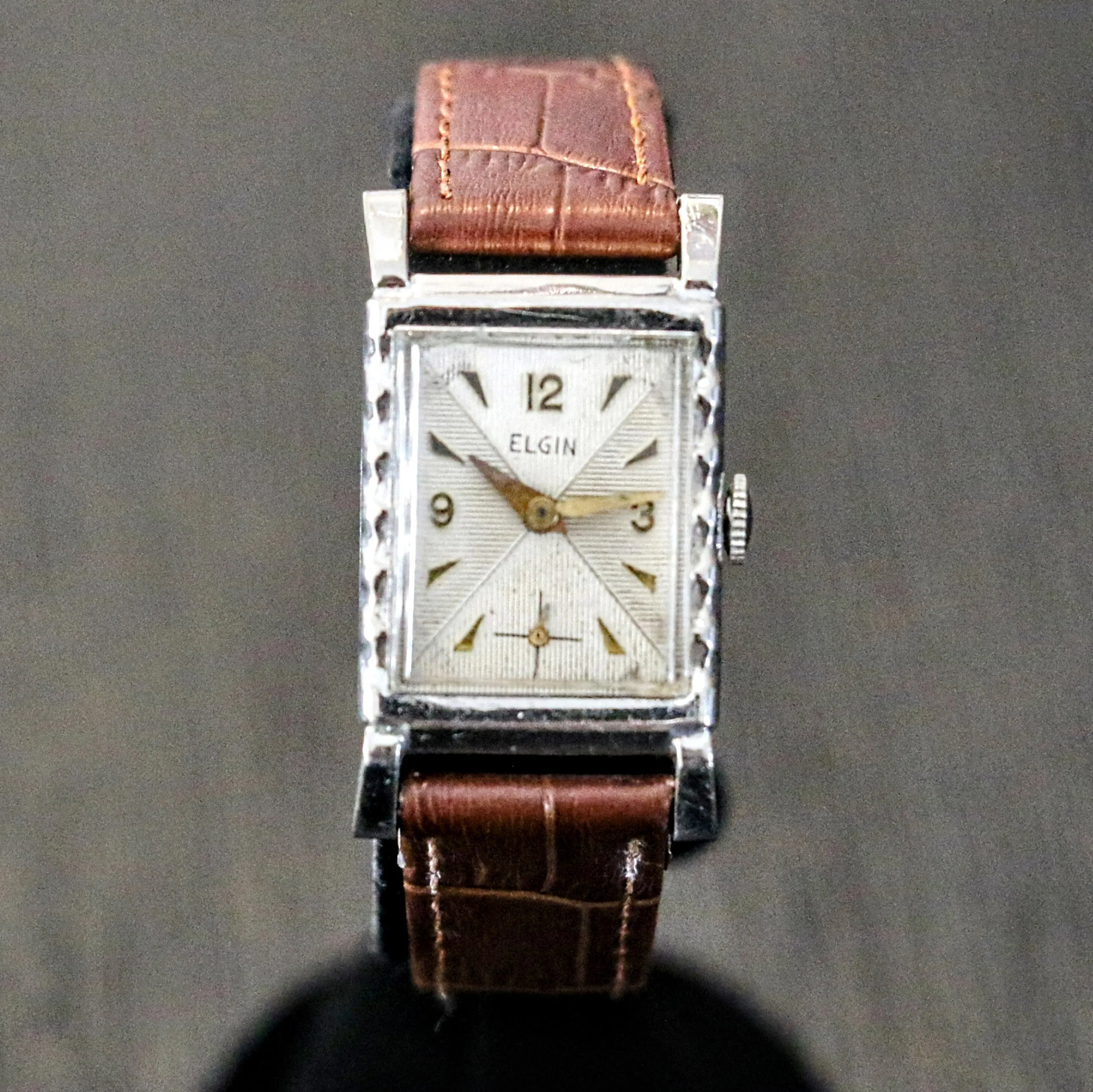 Vintage 1947 ELGIN Wristwatch Caliber 557 15 Jewels 4 Adjustments USA Made Watch