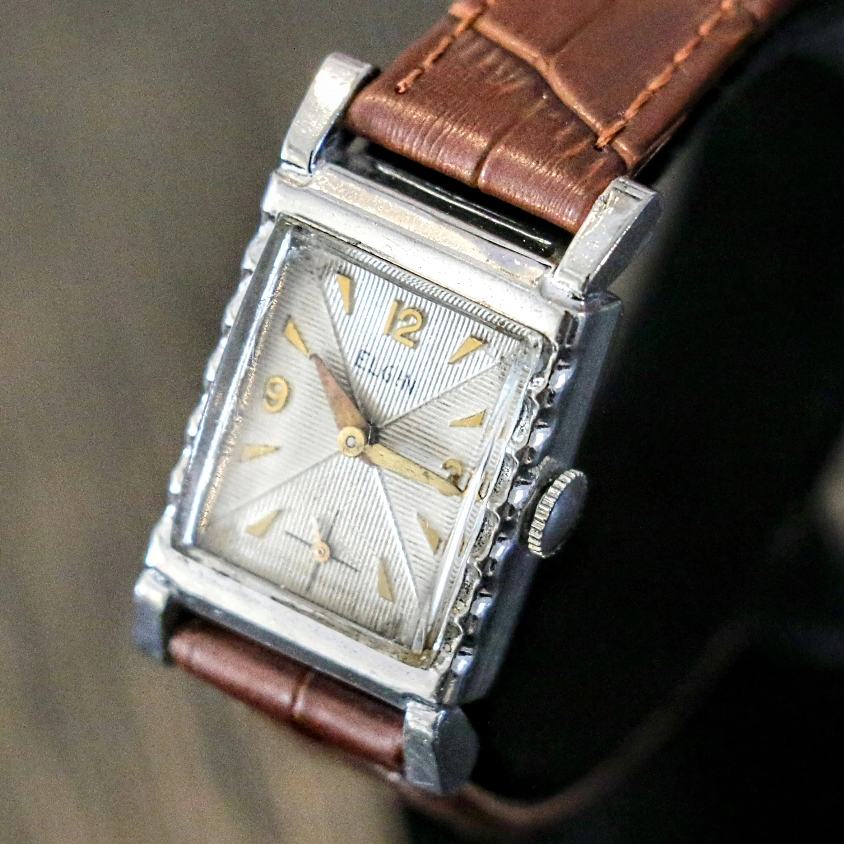 Vintage 1947 ELGIN Wristwatch Caliber 557 15 Jewels 4 Adjustments USA Made Watch