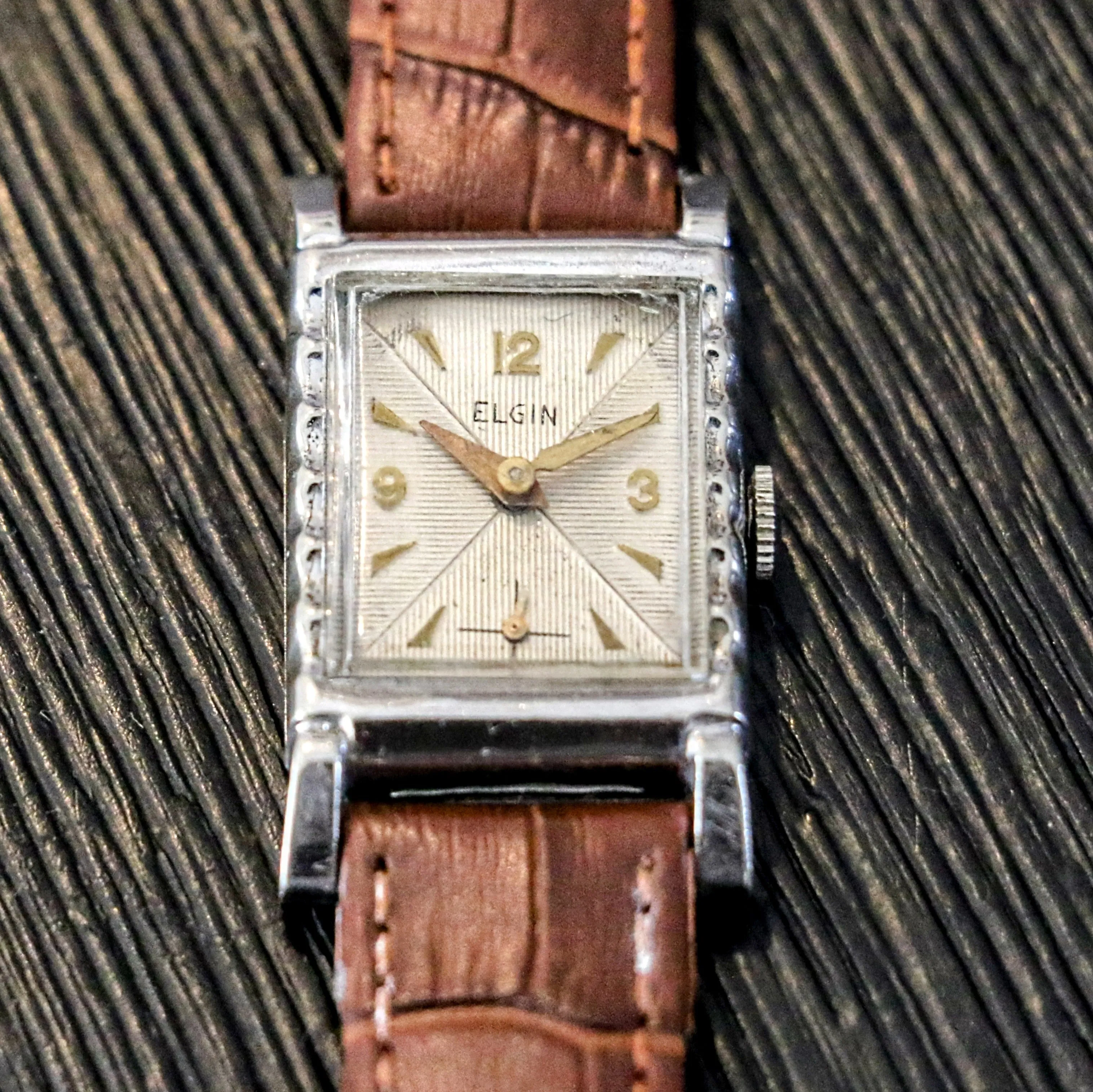 Vintage 1947 ELGIN Wristwatch Caliber 557 15 Jewels 4 Adjustments USA Made Watch